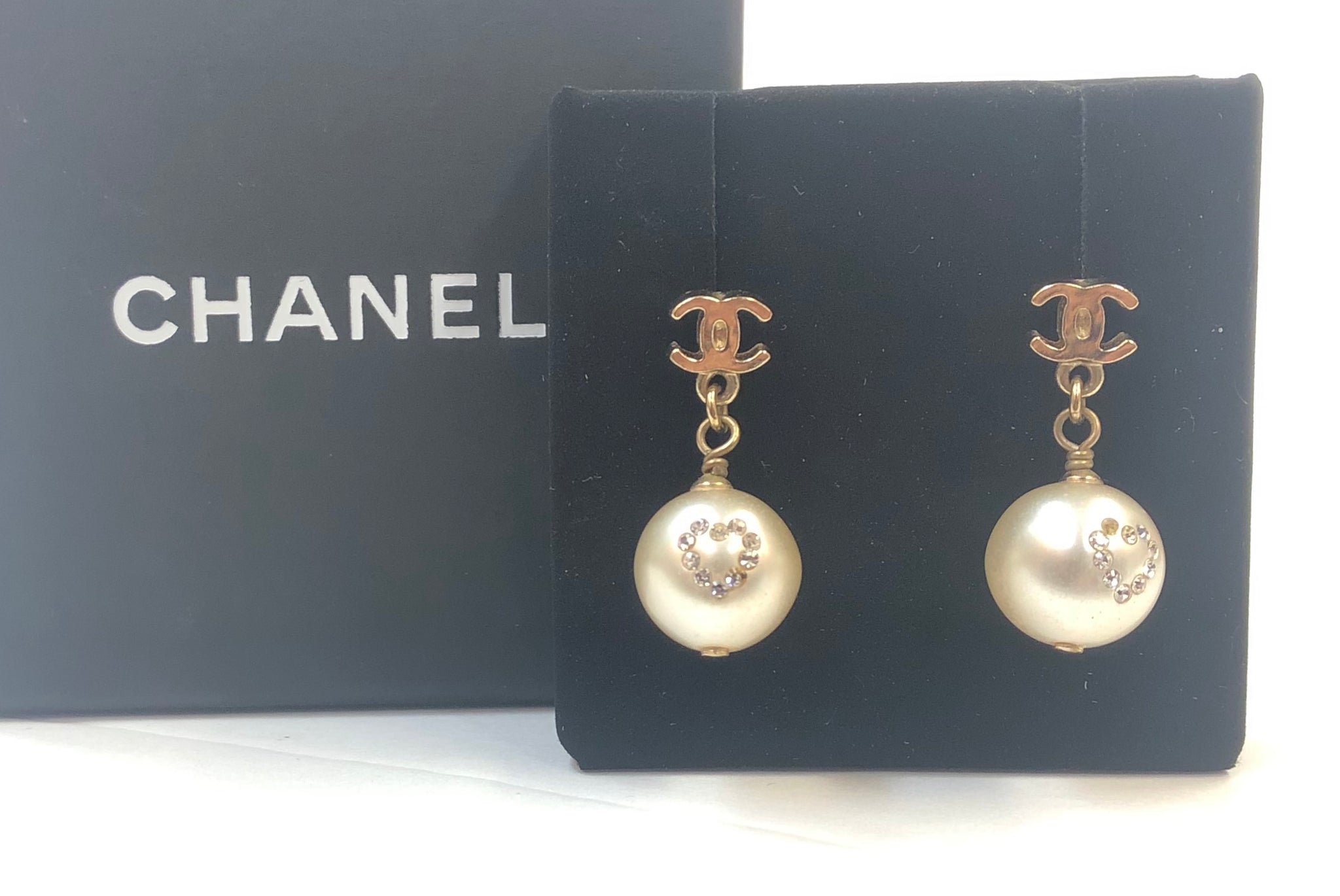 pearl drop chanel earrings cc